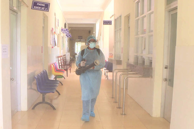 Phun khử khuẩn phòng, chống dịch bệnh tại Trung tâm Y tế huyện Đam Rông, Lâm Đồng. 