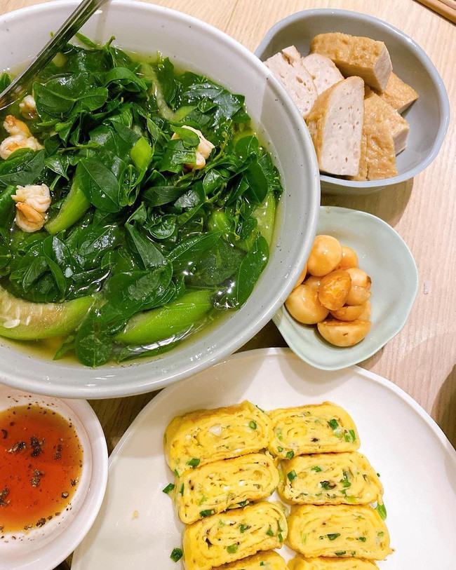 Bích Phương up ảnh đồ ăn hấp dẫn, khoe thành tích ăn uống: “Đánh bay hai bát”. Bích Phương up ảnh đồ ăn hấp dẫn, khoe thành tích ăn uống: “Đánh bay hai bát”.