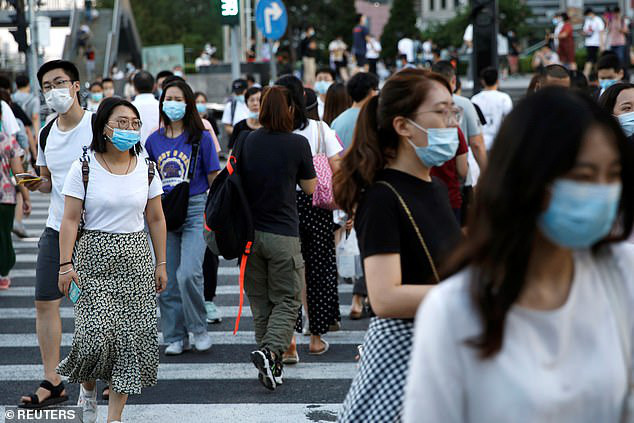 Người dân Bắc Kinh đeo khẩu trang trong con phố nhiều hàng quán. Ảnh: Reuters Người dân Bắc Kinh đeo khẩu trang trong con phố nhiều hàng quán. Ảnh: Reuters