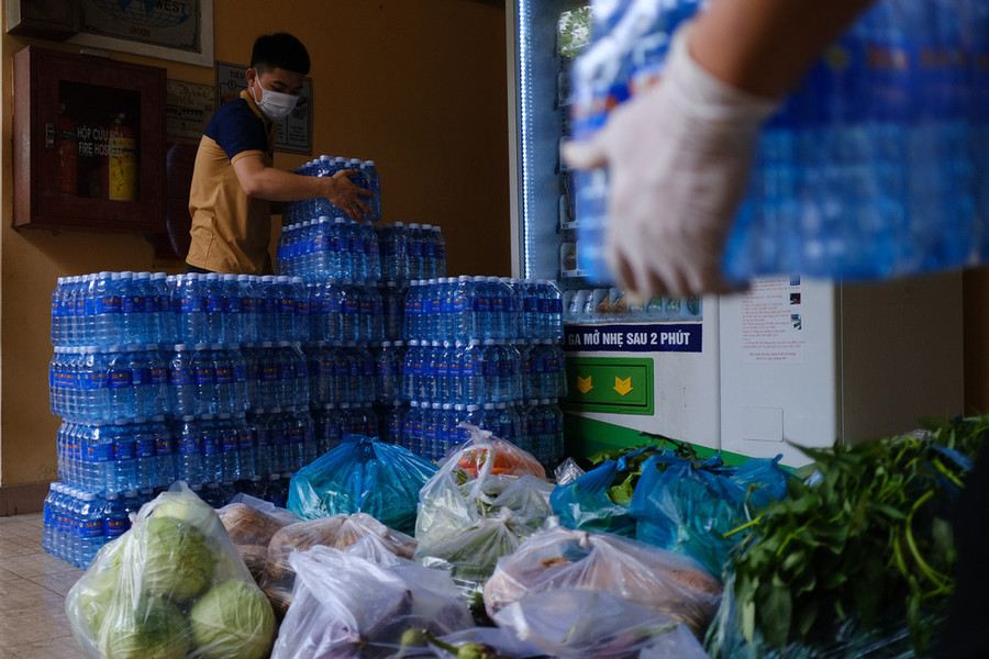 Nhà hảo tâm tài trợ thực phẩm, nước uống - Ảnh: T.L.