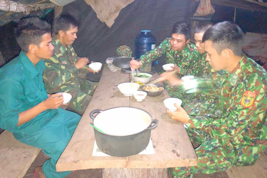  Nơi ăn ở của cán bộ, chiến sĩ trên chốt kiểm soát phòng-chống dịch Covid-19 ở suối Đen (Đồn Biên phòng Ia Lốp) còn nhiều thiếu thốn. Ảnh: Phương Dung