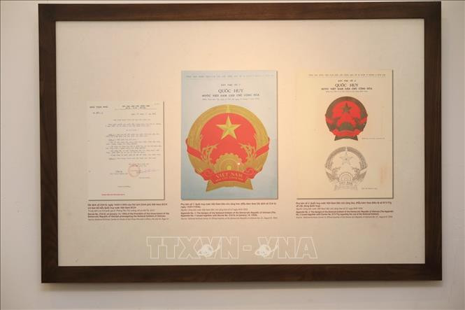 Các mẫu Quốc huy trưng bày tại triển lãm “Phác thảo mẫu Quốc huy Việt Nam - Họa sỹ Bùi Trang Chước”, ngày 25/8/2020. Ảnh: Thành Đạt/TTXVN Các mẫu Quốc huy trưng bày tại triển lãm “Phác thảo mẫu Quốc huy Việt Nam - Họa sỹ Bùi Trang Chước”, ngày 25/8/2020. Ảnh: Thành Đạt/TTXVN