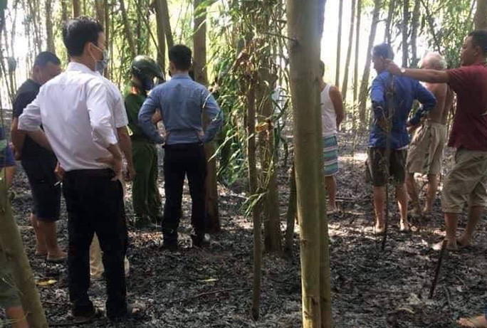 Người dân phát hiện thi thể cụ Cửu sau vụ cháy rừng Người dân phát hiện thi thể cụ Cửu sau vụ cháy rừng