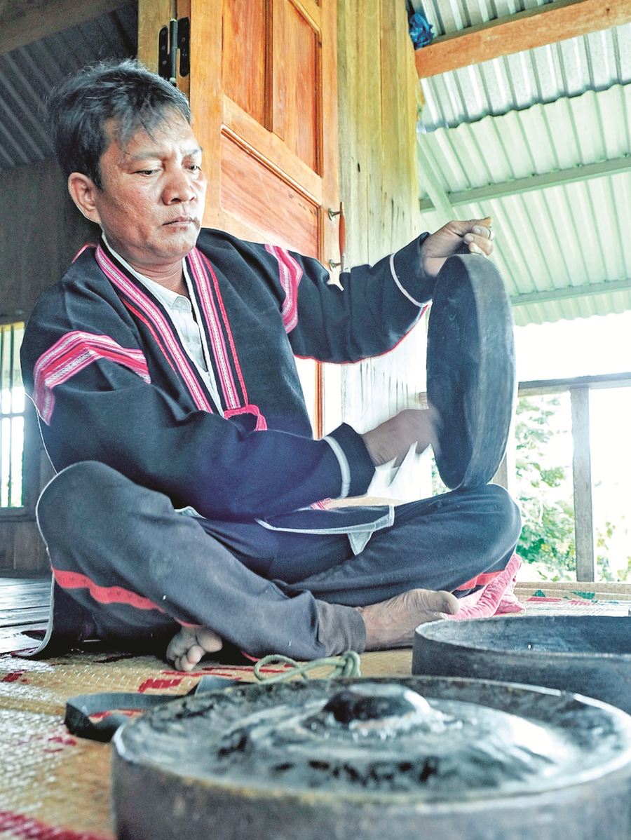 Nghệ nhân Ksor Kok “chữa bệnh” cho chiêng. Ảnh: Hoàng Ngọc Nghệ nhân Ksor Kok “chữa bệnh” cho chiêng. Ảnh: Hoàng Ngọc