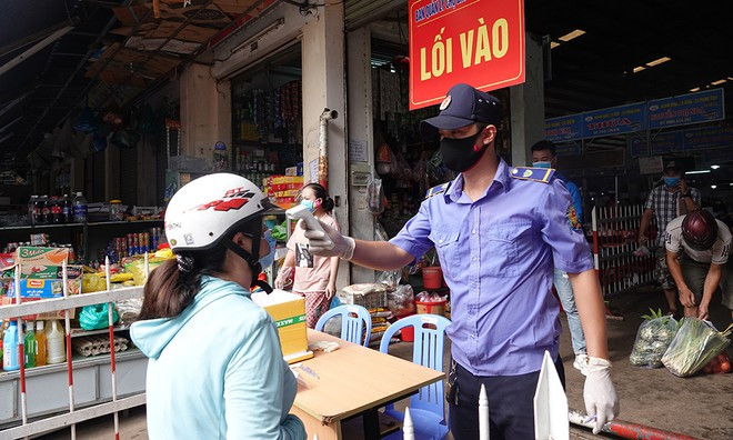 Chốt kiểm soát vào chợ đầu mối Hòa Cường ẢNH: AN DY