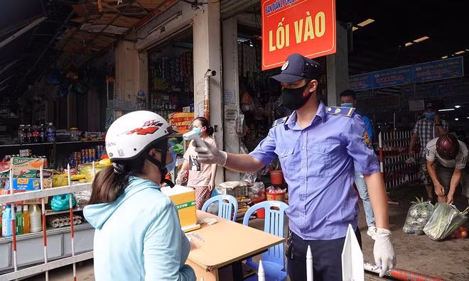 Chốt kiểm soát vào chợ đầu mối Hòa Cường ẢNH: AN DY