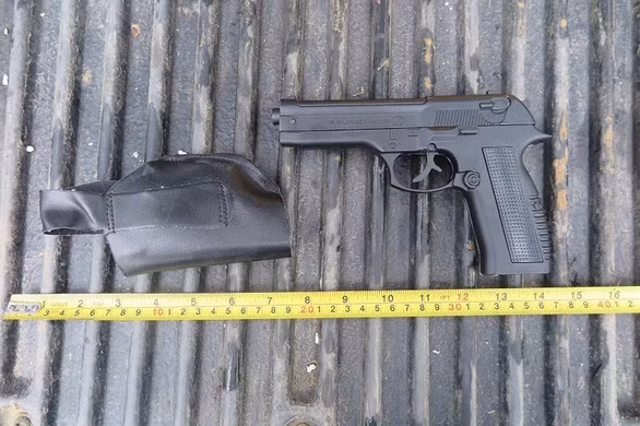 Công an thu giữ súng tại hiện trường - Ảnh: Công an cung cấp Công an thu giữ súng tại hiện trường - Ảnh: Công an cung cấp