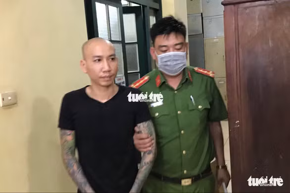 Phú Lê tại cơ quan điều tra ngày 7-8 - Ảnh: CHÍ TUỆ