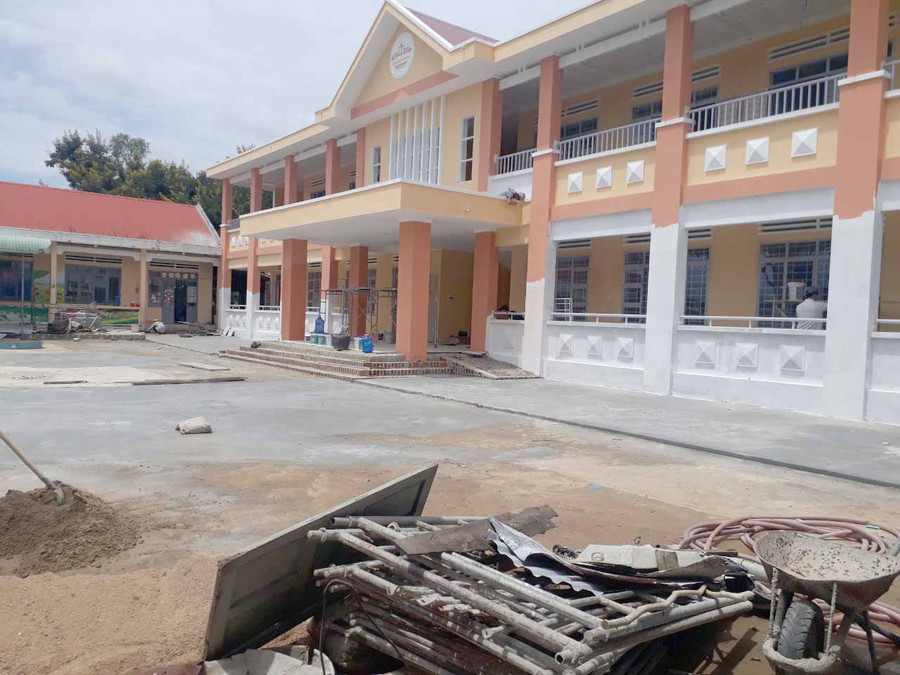 Dãy nhà 2 tầng kiên cố với 6 phòng học của Trường Mẫu giáo Măng non sắp được bàn giao để đưa vào sử dụng. Ảnh: Nguyễn Tú