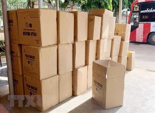 50 thùng khẩu trang y tế không rõ nguồn gốc bị Công an thị xã Buôn Hồ (Đắk Lắk) bắt giữ. (Ảnh: TTXVN phát)