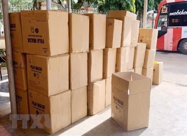50 thùng khẩu trang y tế không rõ nguồn gốc bị Công an thị xã Buôn Hồ (Đắk Lắk) bắt giữ. (Ảnh: TTXVN phát)