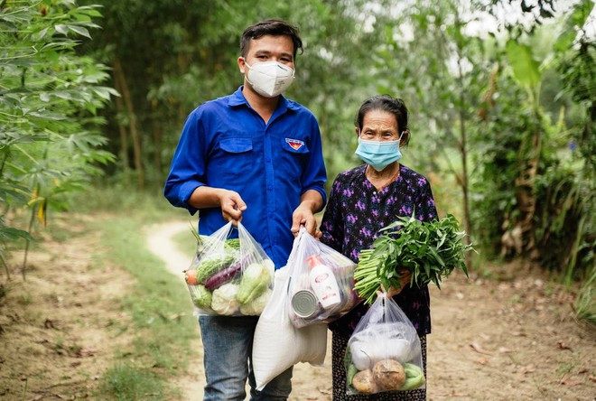 Để có những thực phẩm sạch gửi đến tận tay người dân, anh Phan Văn Đức đã lên mạng xã hội Facebook kêu gọi những mạnh thường quân giúp đỡ ẢNH: NAM THỊNH