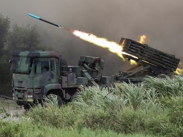 Hệ thống phóng rocket đa nòng Thunderbolt-2000 (Lôi Đình - 2000) được Đài Loan sử dụng trong cuộc tập trận quân sư Hán Quang, trong đó mô phỏng đối phó một cuộc xâm lược, ở Đài Trung, Đài Loan vào ngày 16-7-2020 - Ảnh: REUTERS Hệ thống phóng rocket đa nòng Thunderbolt-2000 (Lôi Đình - 2000) được Đài Loan sử dụng trong cuộc tập trận quân sư Hán Quang, trong đó mô phỏng đối phó một cuộc xâm lược, ở Đài Trung, Đài Loan vào ngày 16-7-2020 - Ảnh: REUTERS