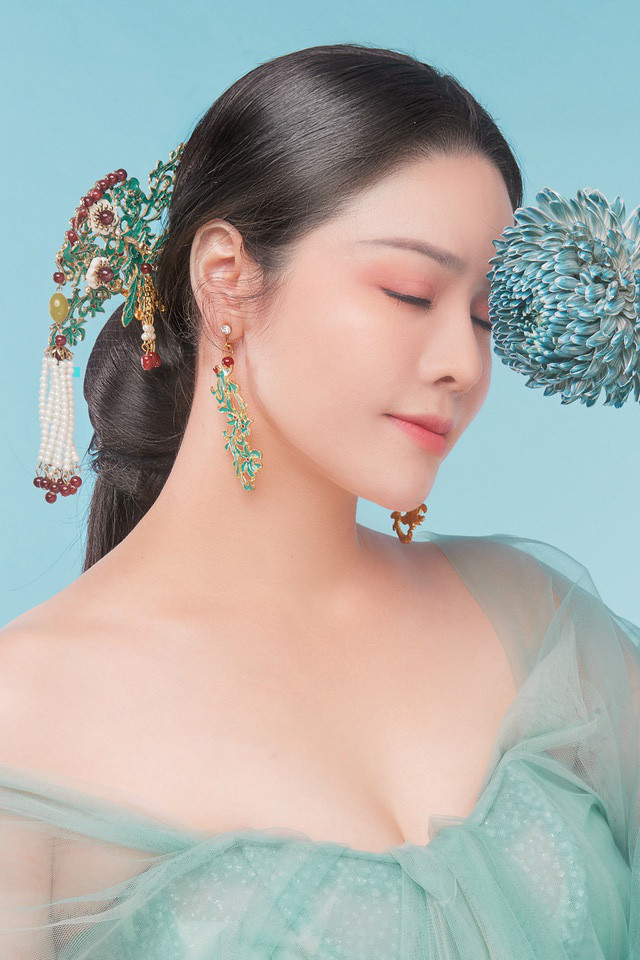 Đề cập đến dự định sắp tới, Nhật Kim Anh chia sẻ hiện tại các dự án của cô đang phải tạm ngưng do dịch đã bùng phát trở lại và có diễn biến phức tạp. Nữ diễn viên không quên nhắn nhủ mọi người chú ý tới sức khỏe trước tình hình dịch Covid-19 diễn biến phức tạp. 