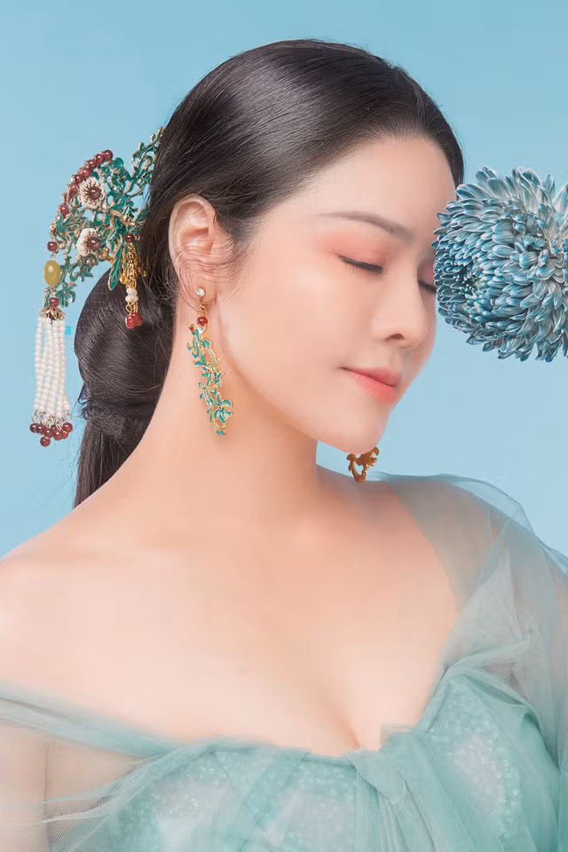 Đề cập đến dự định sắp tới, Nhật Kim Anh chia sẻ hiện tại các dự án của cô đang phải tạm ngưng do dịch đã bùng phát trở lại và có diễn biến phức tạp. Nữ diễn viên không quên nhắn nhủ mọi người chú ý tới sức khỏe trước tình hình dịch Covid-19 diễn biến phức tạp. 