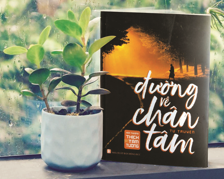 Tập tự truyện “Đường về chân tâm”. Ảnh: Bá Tuế 