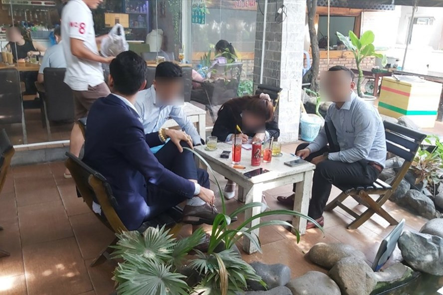 Nhiều khách hàng xem đất cho rằng đã bị những nhân viên này lừa dối khi cam kết có đất giá rẻ ở chợ An Sương, quận 12 nhưng thực tế là không có. Ảnh: Huân Cao Nhiều khách hàng xem đất cho rằng đã bị những nhân viên này lừa dối khi cam kết có đất giá rẻ ở chợ An Sương, quận 12 nhưng thực tế là không có. Ảnh: Huân Cao