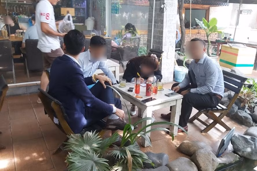 Nhiều khách hàng xem đất cho rằng đã bị những nhân viên này lừa dối khi cam kết có đất giá rẻ ở chợ An Sương, quận 12 nhưng thực tế là không có. Ảnh: Huân Cao