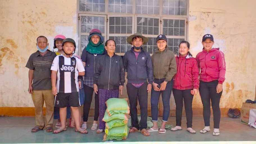 Tặng quà cho các hộ bệnh nhân phong và người nghèo xã Ia Phang. Ảnh: Hồng Ngọc 