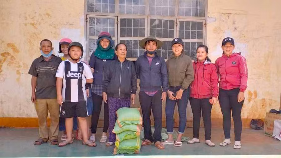 Tặng quà cho các hộ bệnh nhân phong và người nghèo xã Ia Phang. Ảnh: Hồng Ngọc 