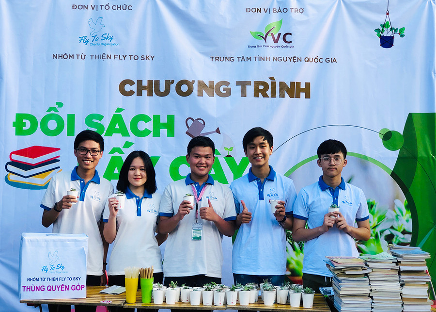 Chương trình Đổi sách lấy cây do nhóm từ thiện Fly To Sky tổ chức. Ảnh: Phan Lài