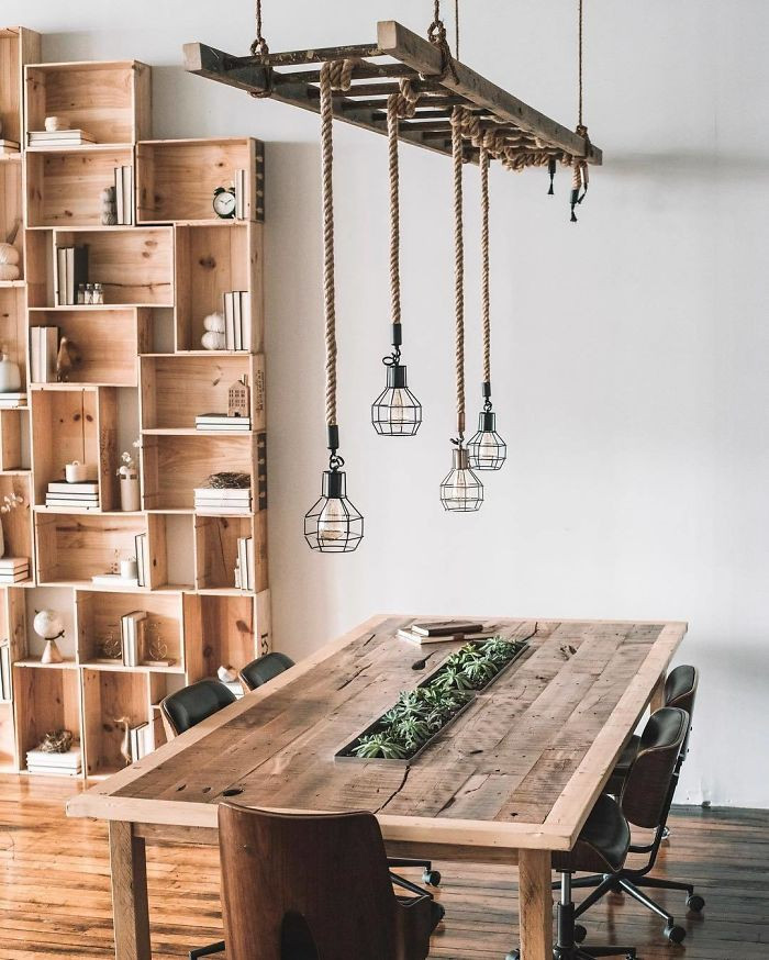 Vừa trang điểm cho chiếc bàn gỗ đơn điệu... Vừa trang điểm cho chiếc bàn gỗ đơn điệu...