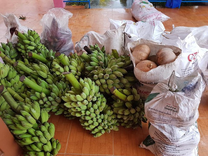  Đủ các loại thức quê sạch sẽ được gửi xuống Đà Nẵng Ảnh: Hoàng Thọ