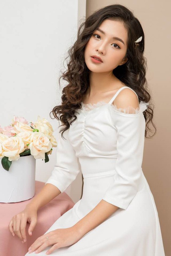 Bích Ngọc sinh năm 1997, vừa tốt nghiệp trường Đại học Ngoại thương Hà Nội. Thời sinh viên, cô đã là gương mặt quen thuộc trong các TVC quảng cáo nhờ nét đẹp thuần khiết. Ảnh: NV