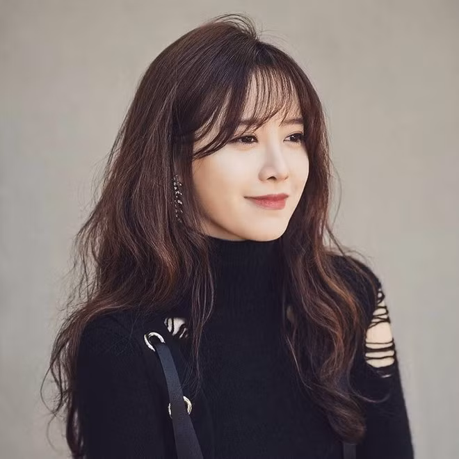 Goo Hye Sun vừa hoàn tất thủ tục ly hôn với Ahn Jae Hyun hồi giữa tháng 7.2020 sau một năm đấu tố nhau khiến công chúng vỡ mộng về tình yêu cổ tích. Bước khỏi cuộc hôn nhân đổ vỡ, nữ diễn viên ký hợp đồng với công ty quản lý mới là Mimi Entertainment và hứa hẹn nhiều hoạt động trong tương lai với thái độ tích cực. Trước mắt, ngôi sao 8X dự kiến phát hành album piano mới mang tên Breath 3 vào tháng 9 tới ẢNH: INSTAGRAM NV