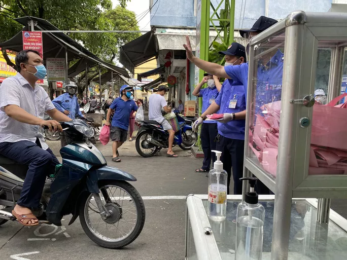 Người dân không có phiếu không được vào bên trong chợ dù bất kỳ lý do nào