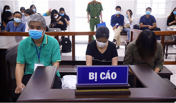  Ba bị cáo Nguyễn Bích Quy, Doãn Quý Phiến và Nguyễn Thị Thủy tại phiên tòa sáng 11-8 - Ảnh: DANH TRỌNG