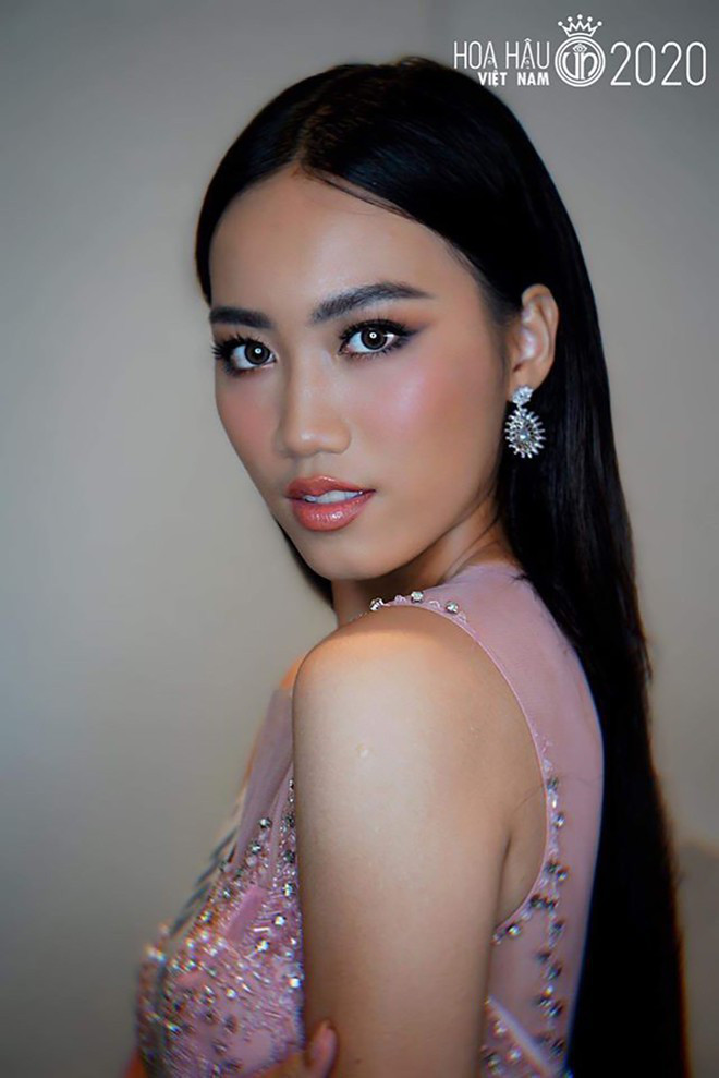 Thông tin thí sinh Nguyễn Ngọc Thanh Ngân tham gia Hoa hậu Việt Nam 2020 ngay khi được đăng tải trên trang chính thức cuộc thi liền thu hút sự quan tâm từ đông đảo cư dân mạng. Cô nàng sinh năm 2000 đến từ TP.HCM. 10X này sở hữu chiều cao 1,75m cùng số đo 3 vòng gợi cảm lần lượt là 80-59-90 cm.