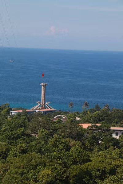 Cột cờ và biển Cồn Cỏ nhìn từ hải đăng