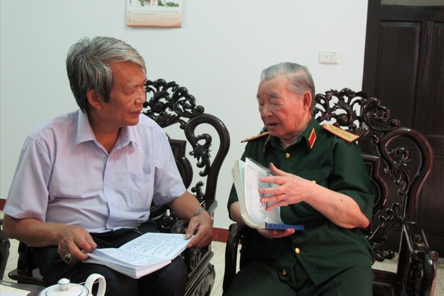  Đại tướng Nguyễn Quyết và tác giả bài viết. Ảnh tư liệu