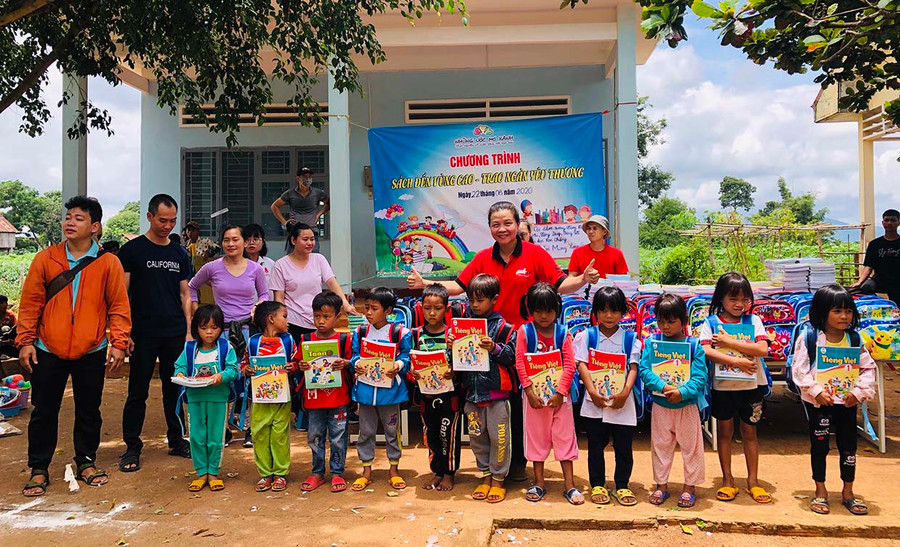 Nhóm "Những ước mơ xanh" tặng dụng cụ học tập cho học sinh Trường Tiểu học Kon Chiêng. Ảnh: Phan Lài Nhóm Những ước mơ xanh tặng dụng cụ học tập cho học sinh Trường Tiểu học Kon Chiêng. Ảnh: Phan Lài