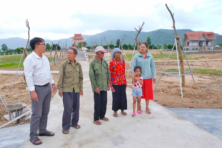 Các thế hệ đi trước ôn lại truyền thống đấu tranh cách mạng tại khu lưu niệm. Ảnh: Hoàng Ngọc 