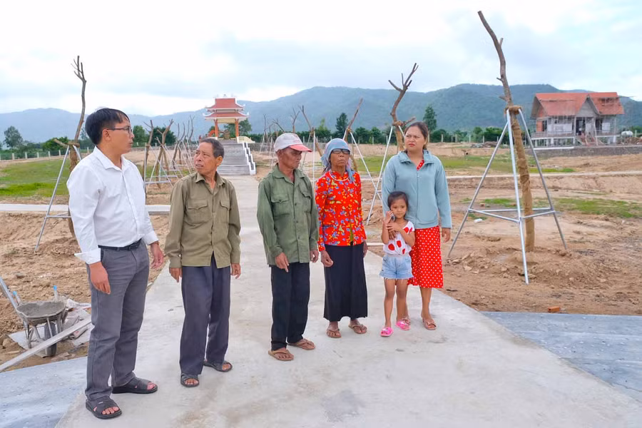 Các thế hệ đi trước ôn lại truyền thống đấu tranh cách mạng tại khu lưu niệm. Ảnh: Hoàng Ngọc 