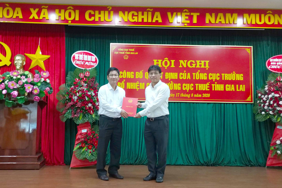 Phó Tổng cục trưởng Tổng cục Thuế Đặng Ngọc Minh trao quyết định điều động, bổ nhiệm cho ông Lê Minh Nhựt - tân Cục trưởng Cục Thuế tỉnh Gia Lai. Ảnh: Sơn Ca 