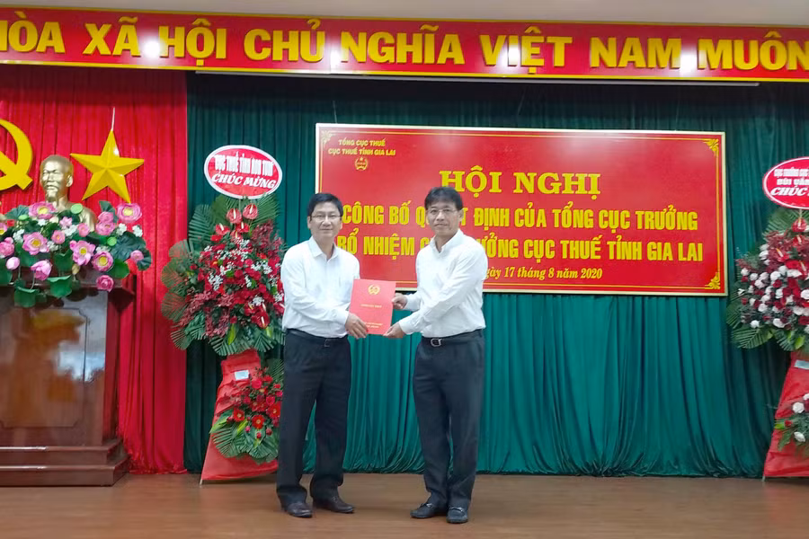 Phó Tổng cục trưởng Tổng cục Thuế Đặng Ngọc Minh trao quyết định điều động, bổ nhiệm cho ông Lê Minh Nhựt - tân Cục trưởng Cục Thuế tỉnh Gia Lai. Ảnh: Sơn Ca 
