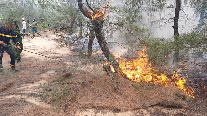 Thực bì dưới đất khá dày nên ngọn lửa cháy dữ dội. ẢNH: ĐỨC HUY