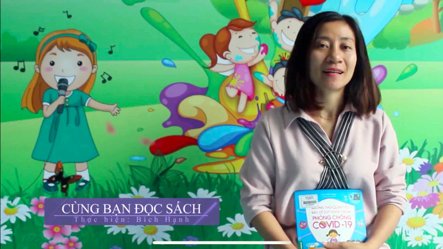 Chị Nguyễn Thị Hạnh-nhân viên Phòng Phục vụ (Thư viện tỉnh) giới thiệu sách dành cho thiếu nhi. Ảnh: Phương Linh 