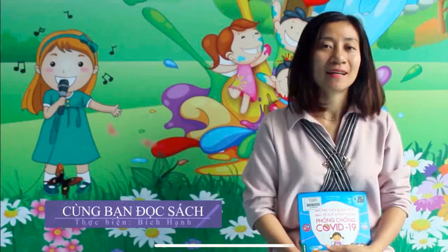 Chị Nguyễn Thị Hạnh-nhân viên Phòng Phục vụ (Thư viện tỉnh) giới thiệu sách dành cho thiếu nhi. Ảnh: Phương Linh 