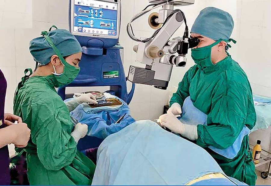 Bác sĩ Bệnh viện Mắt Quốc tế Sài Gòn-Gia Lai phẫu thuật cho bệnh nhân bị đục thủy tinh thể. Ảnh: Lê Đình Trọng