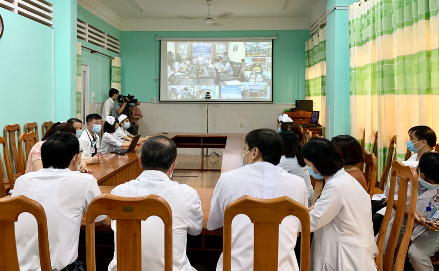 Các y-bác sĩ điểm cầu Bệnh viện Đa khoa tỉnh tham gia hệ thống khám-chữa bệnh từ xa. Ảnh: Như Nguyện