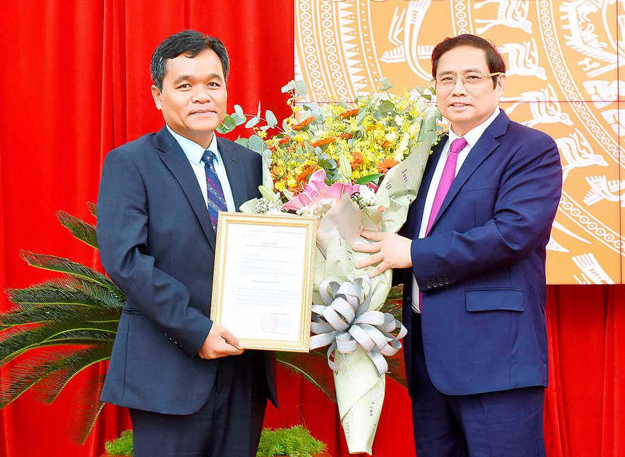 Thay mặt Bộ Chính trị, đồng chí Phạm Minh Chính-Ủy viên Bộ Chính trị, Bí thư Trung ương Đảng, Trưởng ban Tổ chức Trung ương đã trao Quyết định chuẩn y đồng chí Hồ Văn Niên giữ chức Bí thư Tỉnh ủy Gia Lai nhiệm kỳ 2015-2020. Ảnh: Đ.T