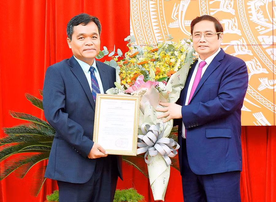 Thay mặt Bộ Chính trị, đồng chí Phạm Minh Chính-Ủy viên Bộ Chính trị, Bí thư Trung ương Đảng, Trưởng ban Tổ chức Trung ương đã trao Quyết định chuẩn y đồng chí Hồ Văn Niên giữ chức Bí thư Tỉnh ủy Gia Lai nhiệm kỳ 2015-2020. Ảnh: Đức Thụy Thay mặt Bộ Chính trị, đồng chí Phạm Minh Chính-Ủy viên Bộ Chính trị, Bí thư Trung ương Đảng, Trưởng ban Tổ chức Trung ương đã trao Quyết định chuẩn y đồng chí Hồ Văn Niên giữ chức Bí thư Tỉnh ủy Gia Lai nhiệm kỳ 2015-2020. Ảnh: Đ.T