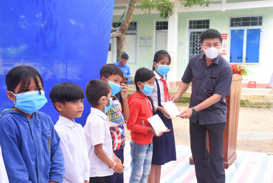 Ông Phan Huy Hà - Phó Tổng biên tập Báo NTNN/Điện tử Dân Việt trao học bổng cho học sinh nghèo học giỏi, động viên các em tiếp tục cố gắng trong năm học mới.