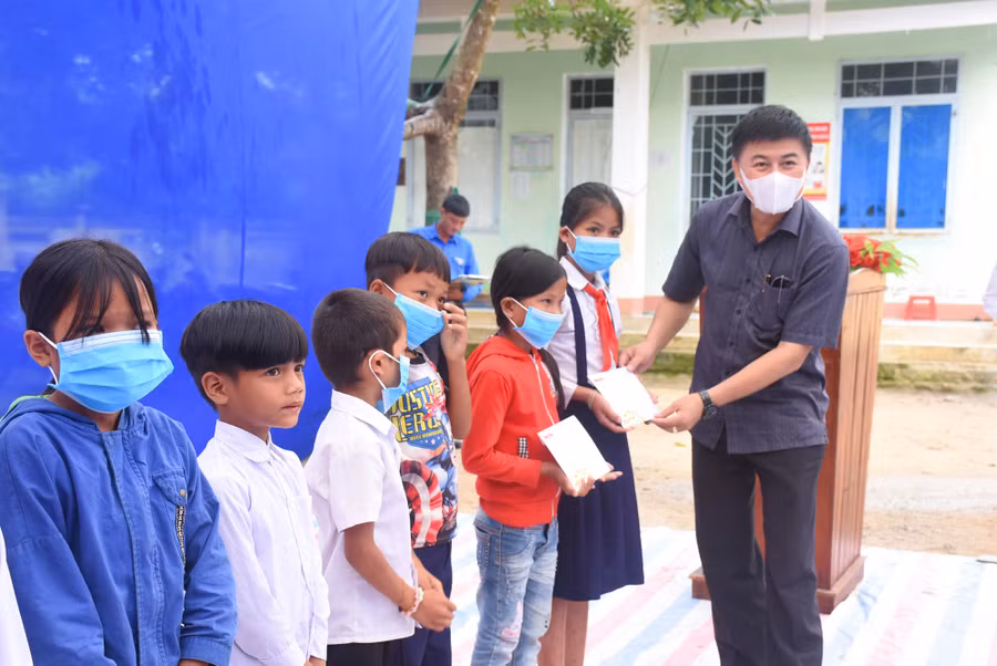 Ông Phan Huy Hà - Phó Tổng biên tập Báo NTNN/Điện tử Dân Việt trao học bổng cho học sinh nghèo học giỏi, động viên các em tiếp tục cố gắng trong năm học mới.