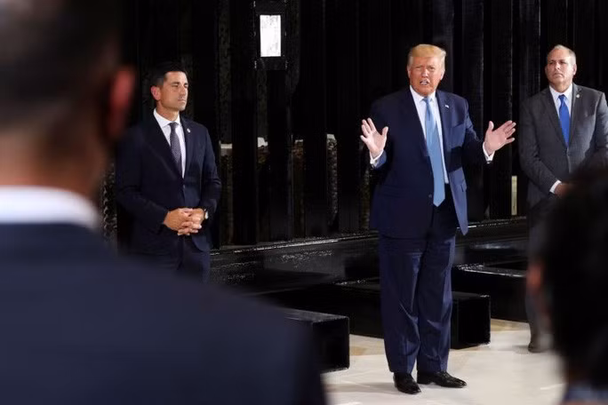 Tổng thống Donald Trump hôm 18-8 cho biết ông đã hoãn các cuộc đàm phán thương mại với Trung Quốc. Ảnh: Reuters