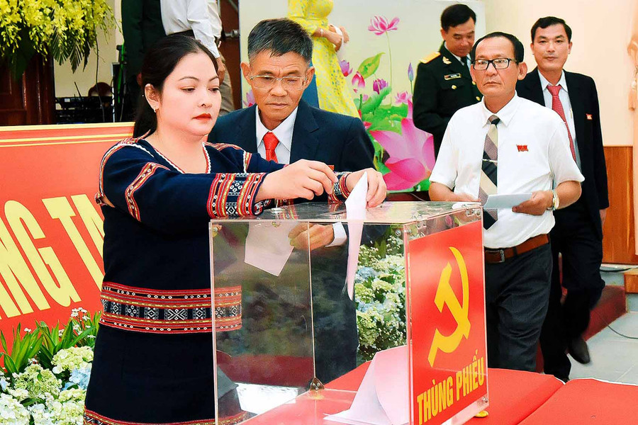 Các đại biểu bỏ phiếu bầu Ban Chấp hành Đảng bộ huyện Kbang nhiệm kỳ 2020-2025. Ảnh: Đức Thụy